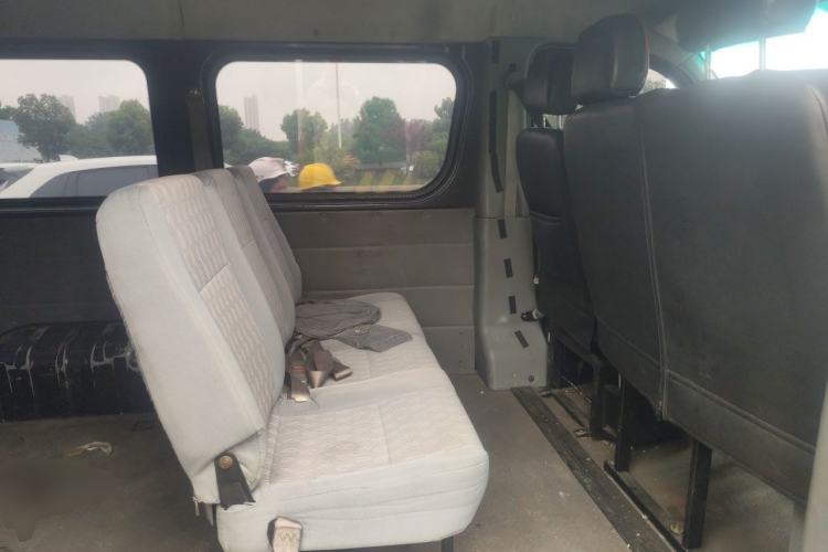 Used Dongfeng Yufeng 2014 2.5T YuliBao Logistics Vehicle Standard Features Include Short Wheelbase with Mid-Roof ZD25 Left Rear Seat
