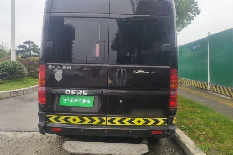 Used Dongfeng Yufeng 2014 2.5T YuliBao Logistics Vehicle Standard Features Include Short Wheelbase with Mid-Roof ZD25 Rear