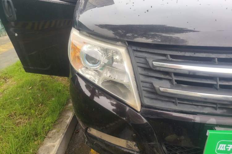 Used Dongfeng Yufeng 2014 2.5T YuliBao Logistics Vehicle Standard Features Include Short Wheelbase with Mid-Roof ZD25 Right Front Headlight