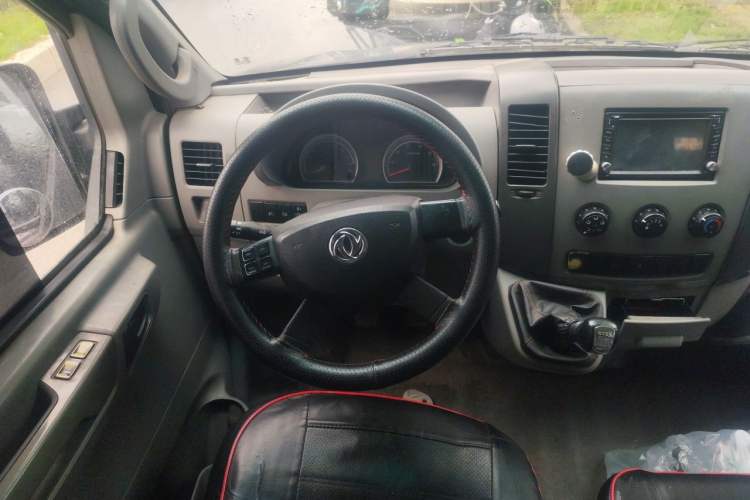 Used Dongfeng Yufeng 2014 2.5T YuliBao Logistics Vehicle Standard Features Include Short Wheelbase with Mid-Roof ZD25 Steering Wheel