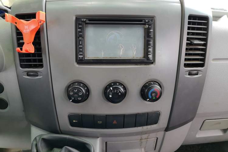 Used Dongfeng Yufeng 2014 2.5T YuliBao Logistics Vehicle Standard Features Include Short Wheelbase with Mid-Roof ZD25 Audio And AC Panel