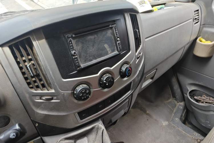 Used Dongfeng Yufeng 2014 2.5T YuliBao Logistics Vehicle Standard Features Include Short Wheelbase with Mid-Roof ZD25 Audio And AC Panel