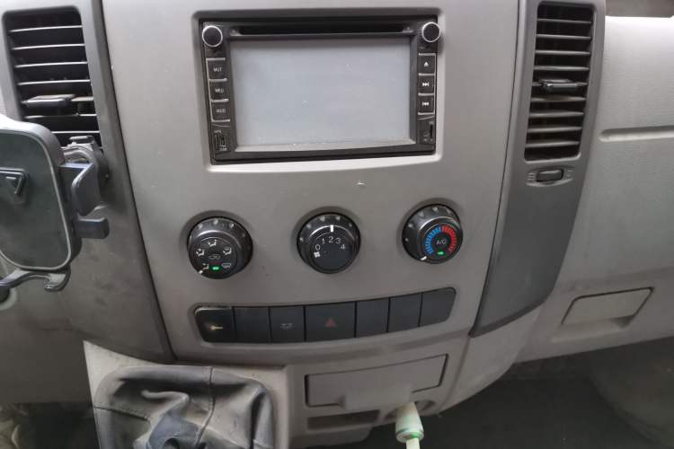Used Dongfeng Yufeng 2014 2.5T YuliBao Logistics Vehicle Standard Features Include Short Wheelbase with Mid-Roof ZD25 Audio And AC Panel