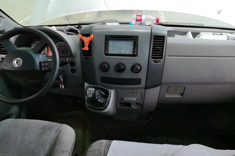 Used Dongfeng Yufeng 2014 2.5T YuliBao Logistics Vehicle Standard Features Include Short Wheelbase with Mid-Roof ZD25 Center Console