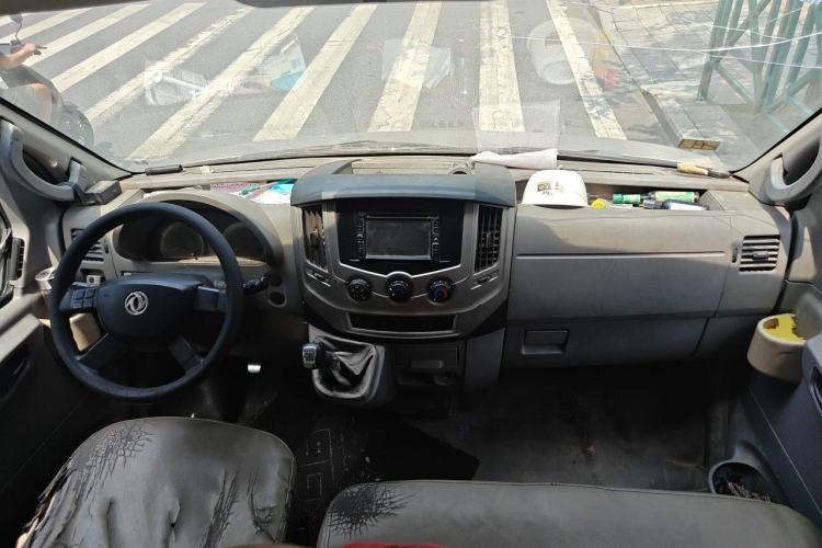 Used Dongfeng Yufeng 2014 2.5T YuliBao Logistics Vehicle Standard Features Include Short Wheelbase with Mid-Roof ZD25 Center Console