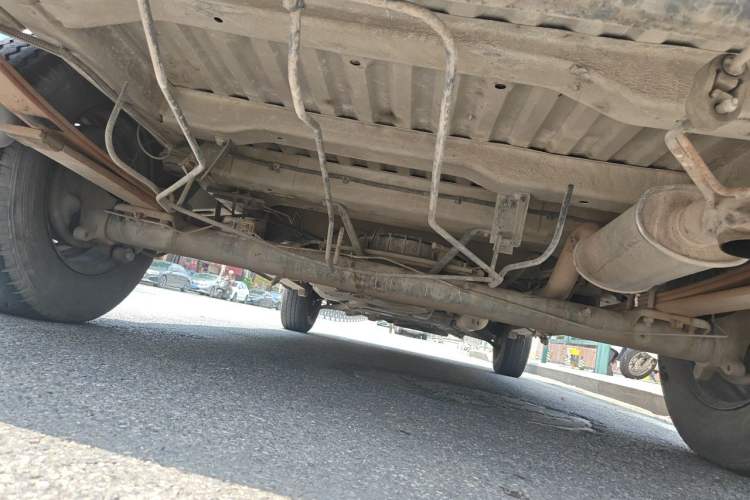 Used Dongfeng Yufeng 2014 2.5T YuliBao Logistics Vehicle Standard Features Include Short Wheelbase with Mid-Roof ZD25 Chassis Rear