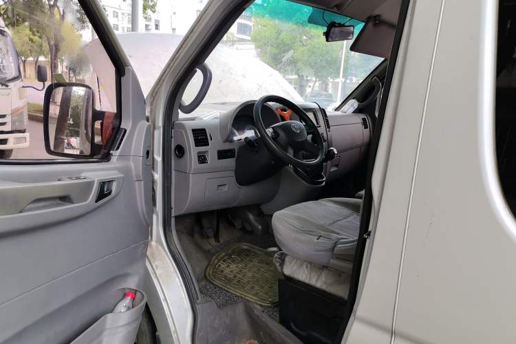 Used Dongfeng Yufeng 2014 2.5T YuliBao Logistics Vehicle Standard Features Include Short Wheelbase with Mid-Roof ZD25 Driver Seat