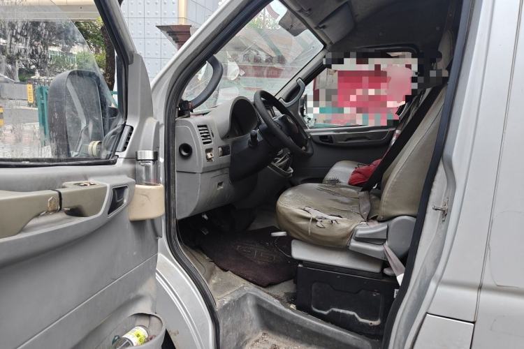 Used Dongfeng Yufeng 2014 2.5T YuliBao Logistics Vehicle Standard Features Include Short Wheelbase with Mid-Roof ZD25 Driver Seat