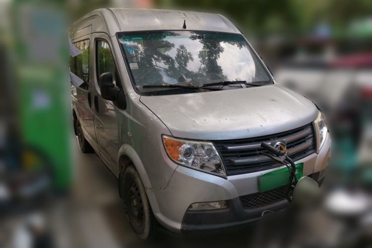 Used Dongfeng Yufeng 2014 2.5T YuliBao Logistics Vehicle Standard Features Include Short Wheelbase with Mid-Roof ZD25 Front Right 45 Deg
