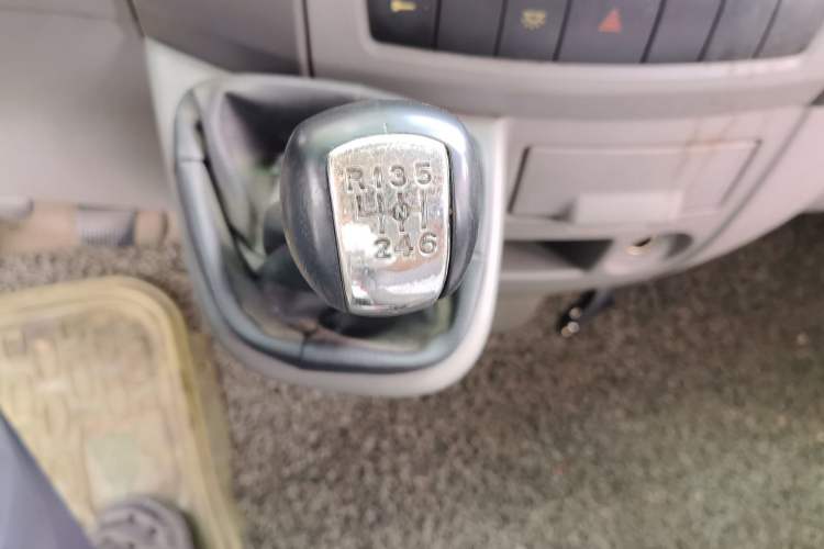 Used Dongfeng Yufeng 2014 2.5T YuliBao Logistics Vehicle Standard Features Include Short Wheelbase with Mid-Roof ZD25 Gear Lever