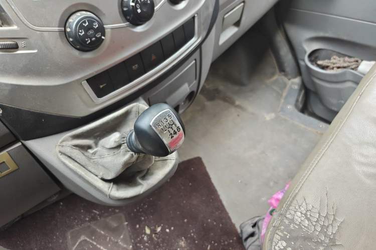Used Dongfeng Yufeng 2014 2.5T YuliBao Logistics Vehicle Standard Features Include Short Wheelbase with Mid-Roof ZD25 Gear Lever