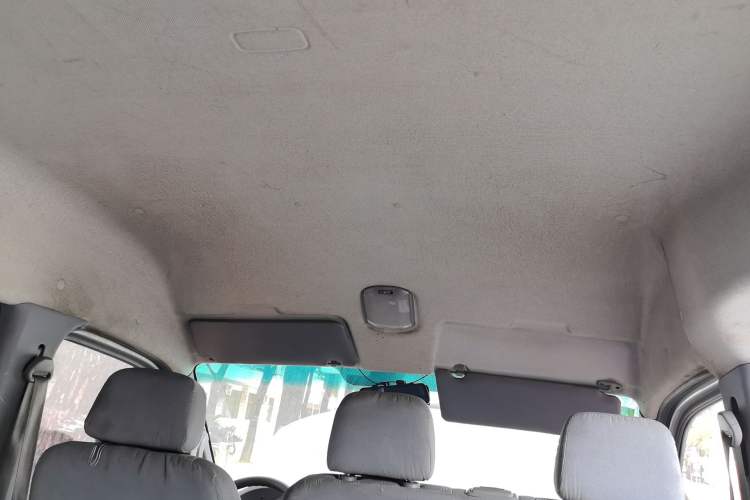 Used Dongfeng Yufeng 2014 2.5T YuliBao Logistics Vehicle Standard Features Include Short Wheelbase with Mid-Roof ZD25 Headliner
