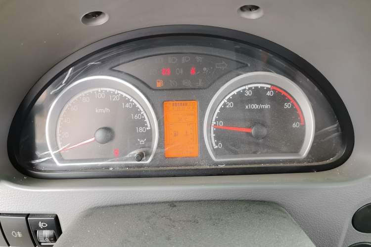 Used Dongfeng Yufeng 2014 2.5T YuliBao Logistics Vehicle Standard Features Include Short Wheelbase with Mid-Roof ZD25 Instrument Cluster