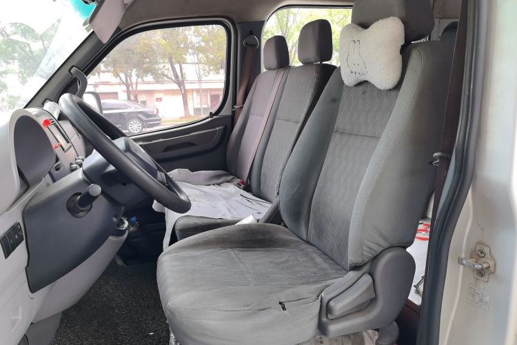 Used Dongfeng Yufeng 2014 2.5T YuliBao Logistics Vehicle Standard Features Include Short Wheelbase with Mid-Roof ZD25 Left Front Seat
