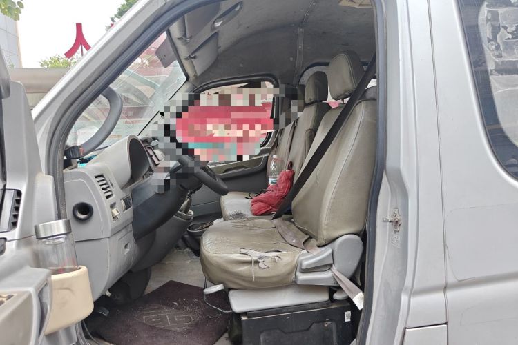 Used Dongfeng Yufeng 2014 2.5T YuliBao Logistics Vehicle Standard Features Include Short Wheelbase with Mid-Roof ZD25 Left Front Seat