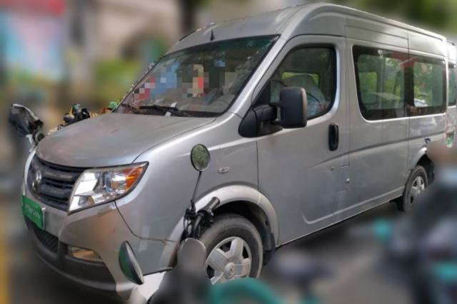 Used Dongfeng Yufeng 2014 2.5T YuliBao Logistics Vehicle Standard Features Include Short Wheelbase with Mid-Roof ZD25