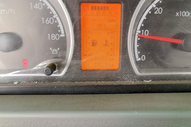 Used Dongfeng Yufeng 2014 2.5T YuliBao Logistics Vehicle Standard Features Include Short Wheelbase with Mid-Roof ZD25 Odometer Close Up