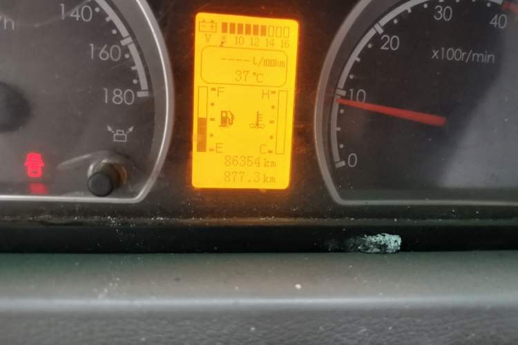 Used Dongfeng Yufeng 2014 2.5T YuliBao Logistics Vehicle Standard Features Include Short Wheelbase with Mid-Roof ZD25 Odometer Close Up
