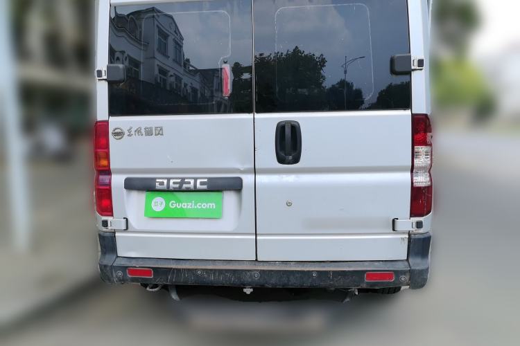 Used Dongfeng Yufeng 2014 2.5T YuliBao Logistics Vehicle Standard Features Include Short Wheelbase with Mid-Roof ZD25 Rear