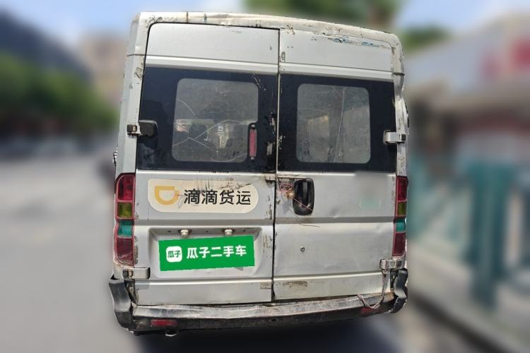 Used Dongfeng Yufeng 2014 2.5T YuliBao Logistics Vehicle Standard Features Include Short Wheelbase with Mid-Roof ZD25 Rear