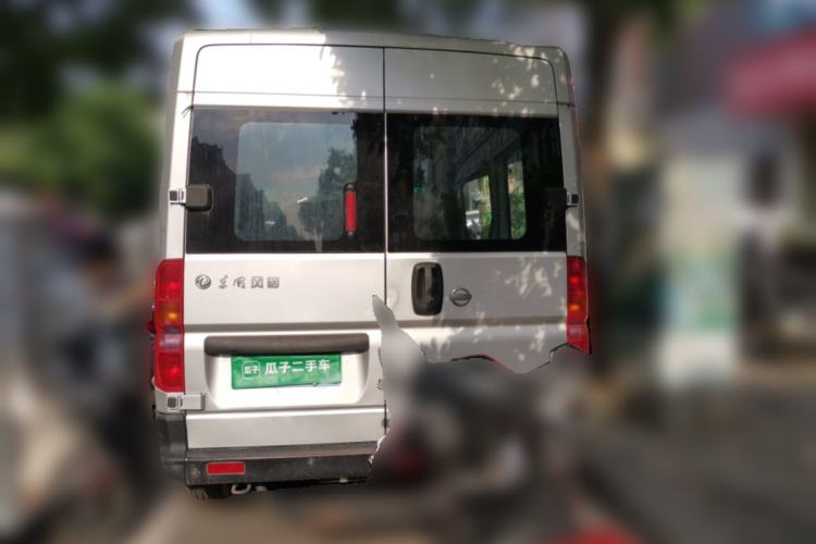 Used Dongfeng Yufeng 2014 2.5T YuliBao Logistics Vehicle Standard Features Include Short Wheelbase with Mid-Roof ZD25 Rear
