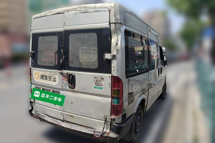 Used Dongfeng Yufeng 2014 2.5T YuliBao Logistics Vehicle Standard Features Include Short Wheelbase with Mid-Roof ZD25 Rear Right 45 Deg