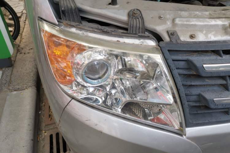Used Dongfeng Yufeng 2014 2.5T YuliBao Logistics Vehicle Standard Features Include Short Wheelbase with Mid-Roof ZD25 Right Front Headlight