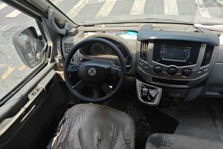 Used Dongfeng Yufeng 2014 2.5T YuliBao Logistics Vehicle Standard Features Include Short Wheelbase with Mid-Roof ZD25 Steering Wheel