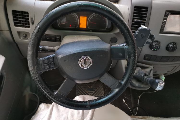 Used Dongfeng Yufeng 2014 2.5T YuliBao Logistics Vehicle Standard Features Include Short Wheelbase with Mid-Roof ZD25 Steering Wheel