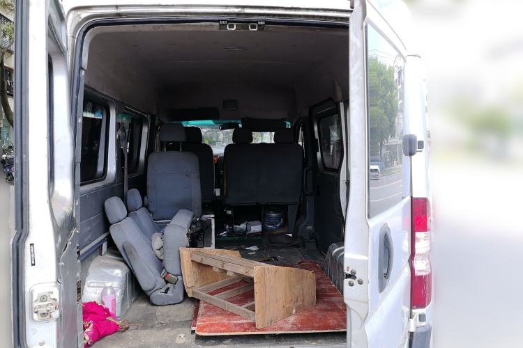 Used Dongfeng Yufeng 2014 2.5T YuliBao Logistics Vehicle Standard Features Include Short Wheelbase with Mid-Roof ZD25 Trunk