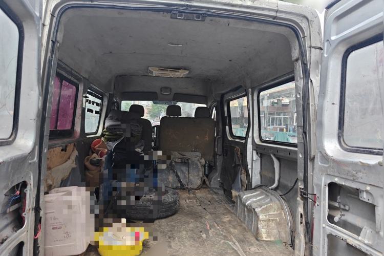 Used Dongfeng Yufeng 2014 2.5T YuliBao Logistics Vehicle Standard Features Include Short Wheelbase with Mid-Roof ZD25 Trunk