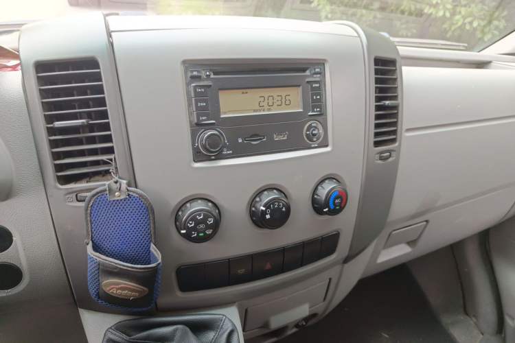 Used Dongfeng Yufeng 2014 3.0T Lingyun Version Short Wheelbase Mid-Roof Emission Standard IV ZD30 Audio And AC Panel