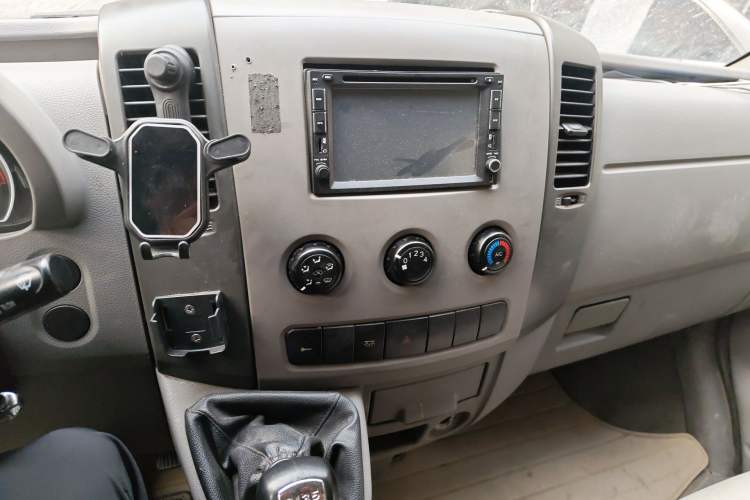 Used Dongfeng Yufeng 2014 2.5T YuliBao Logistics Vehicle Standard Features Include Short Wheelbase with Mid-Roof ZD25 Audio And AC Panel