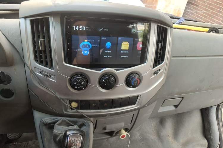 Used Dongfeng Yufeng 2014 2.5T YuliBao Logistics Vehicle Mid-axle Mid-roof ZD25 Audio And AC Panel