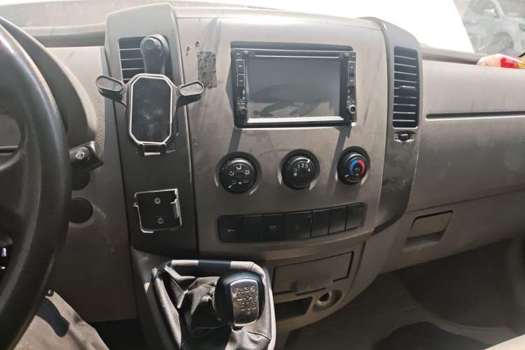 Used Dongfeng Yufeng 2014 2.5T YuliBao Logistics Vehicle Standard Features Include Short Wheelbase with Mid-Roof ZD25 Audio And AC Panel