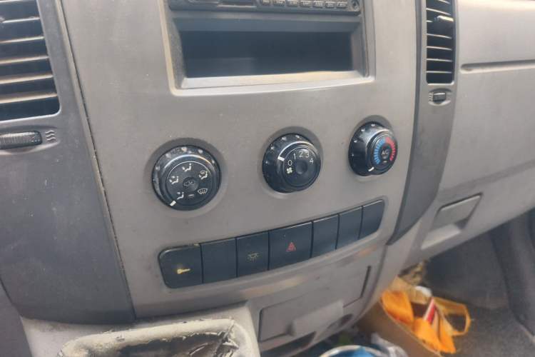 Used Dongfeng Yufeng 2014 2.5T YuliBao Logistics Vehicle Mid-axle Mid-roof ZD25 Audio And AC Panel