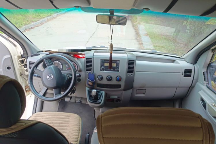 Used Dongfeng Yufeng 2014 3.0T Lingyun Version Short Wheelbase Mid-Roof Emission Standard IV ZD30 Center Console