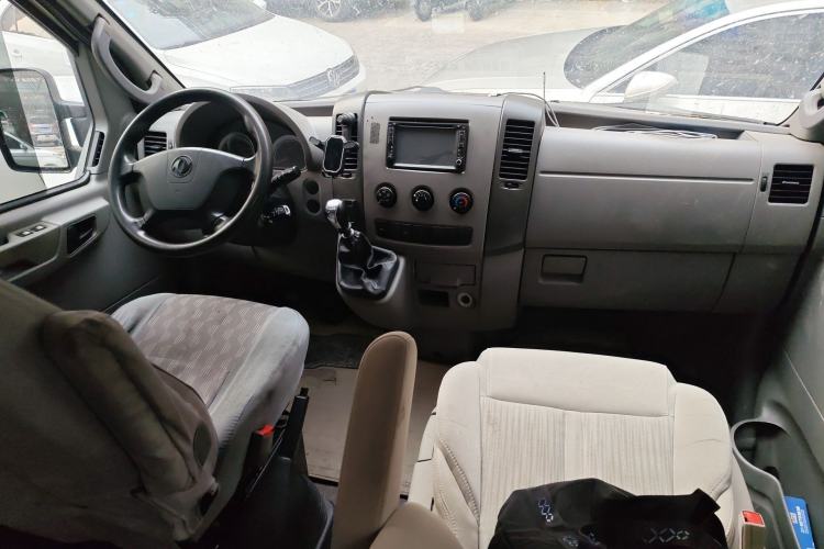 Used Dongfeng Yufeng 2014 2.5T YuliBao Logistics Vehicle Standard Features Include Short Wheelbase with Mid-Roof ZD25 Center Console