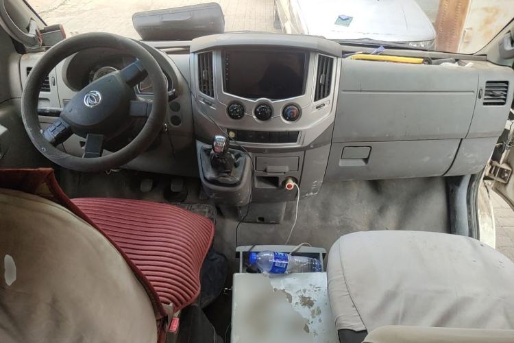 Used Dongfeng Yufeng 2014 2.5T YuliBao Logistics Vehicle Mid-axle Mid-roof ZD25 Center Console