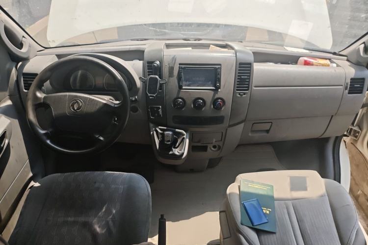 Used Dongfeng Yufeng 2014 2.5T YuliBao Logistics Vehicle Standard Features Include Short Wheelbase with Mid-Roof ZD25 Center Console