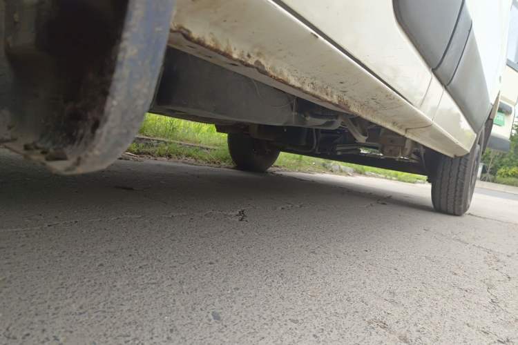 Used Dongfeng Yufeng 2014 3.0T Lingyun Version Short Wheelbase Mid-Roof Emission Standard IV ZD30 Chassis Front Left