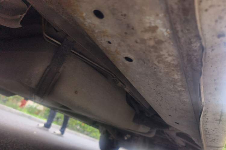Used Dongfeng Yufeng 2014 2.5T YuliBao Logistics Vehicle Mid-axle Mid-roof ZD25 Chassis Front Left