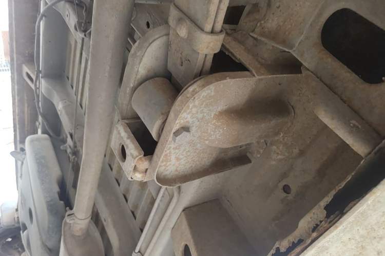 Used Dongfeng Yufeng 2014 2.5T YuliBao Logistics Vehicle Mid-axle Mid-roof ZD25 Chassis Rear Right
