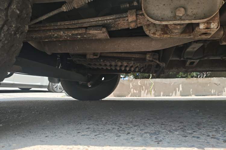 Used Dongfeng Yufeng 2014 2.5T YuliBao Logistics Vehicle Standard Features Include Short Wheelbase with Mid-Roof ZD25 Chassis Rear Right