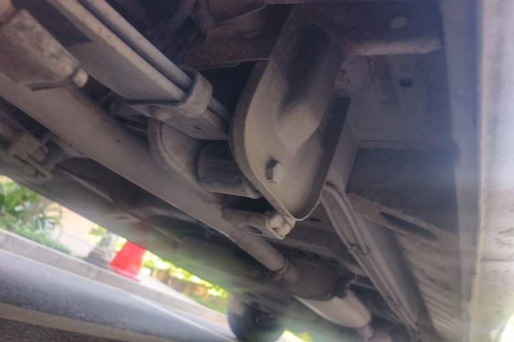 Used Dongfeng Yufeng 2014 2.5T YuliBao Logistics Vehicle Mid-axle Mid-roof ZD25 Chassis Rear Right