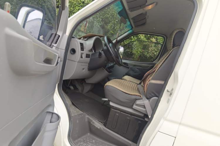 Used Dongfeng Yufeng 2014 3.0T Lingyun Version Short Wheelbase Mid-Roof Emission Standard IV ZD30 Driver Seat