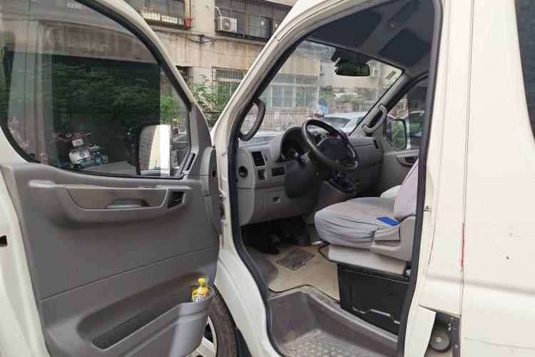 Used Dongfeng Yufeng 2014 2.5T YuliBao Logistics Vehicle Standard Features Include Short Wheelbase with Mid-Roof ZD25 Driver Seat