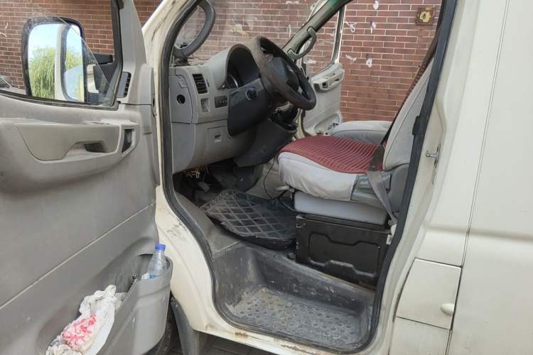 Used Dongfeng Yufeng 2014 2.5T YuliBao Logistics Vehicle Mid-axle Mid-roof ZD25 Driver Seat
