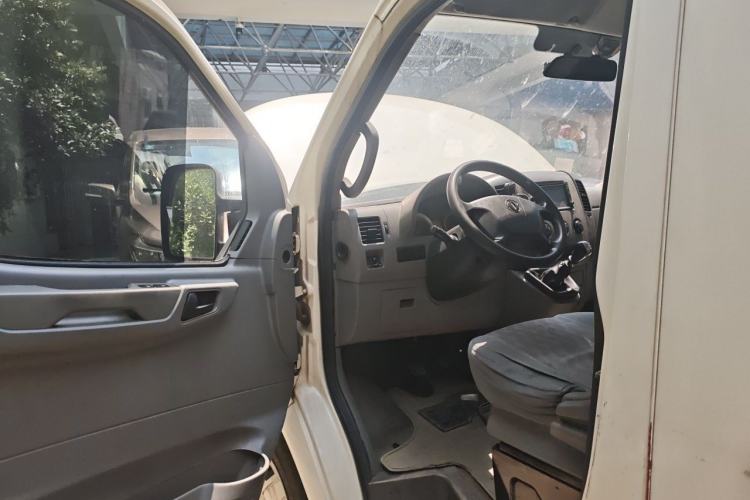 Used Dongfeng Yufeng 2014 2.5T YuliBao Logistics Vehicle Standard Features Include Short Wheelbase with Mid-Roof ZD25 Driver Seat