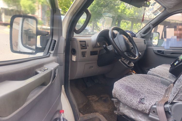 Used Dongfeng Yufeng 2014 2.5T YuliBao Logistics Vehicle Mid-axle Mid-roof ZD25 Driver Seat